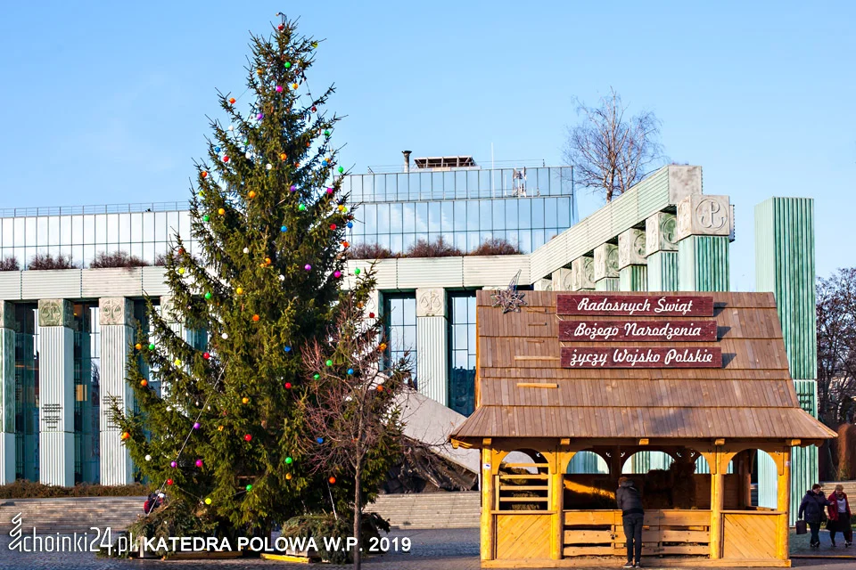 Choinka przed katedrą polową w Warszawie Choinka przed katedrą polową w Warszawie
